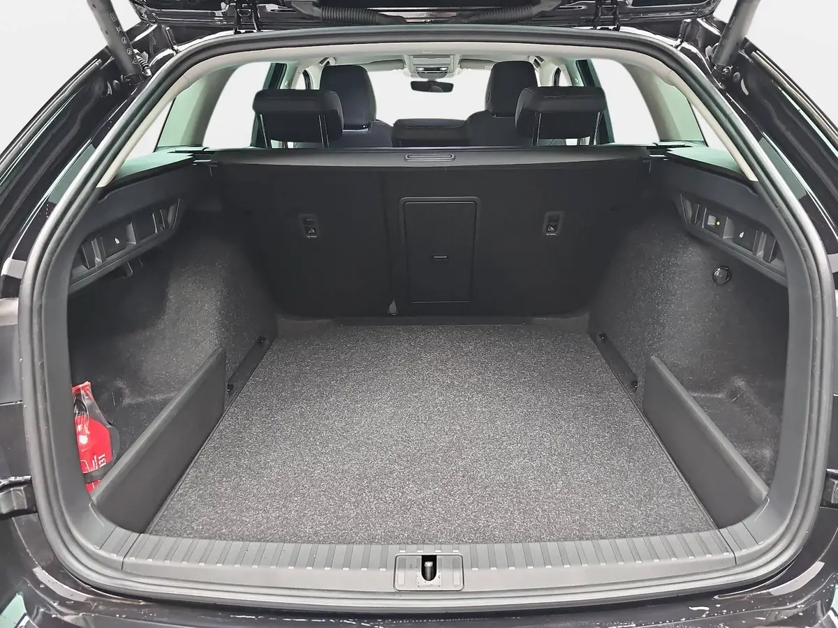 SKODA OCTAVIA COMBI 1.5 TSI ETEC DSG SELECTION NAVI LED ACC WINTER KA