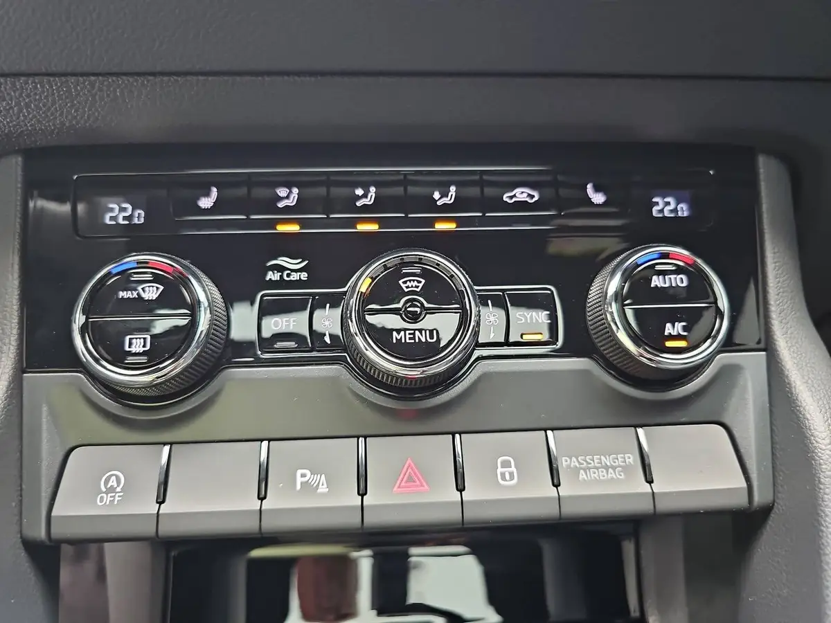 SKODA KAROQ 2.0 TSI DSG SPORTLINE 4X4 LED ACC AHK