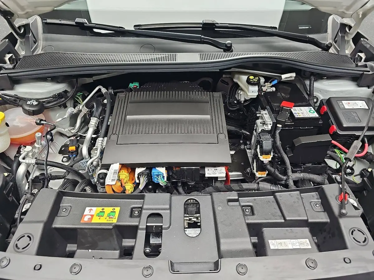 JEEP AVENGER AUTO. 51KWH ALTITUDE LED PDC KAMERA
