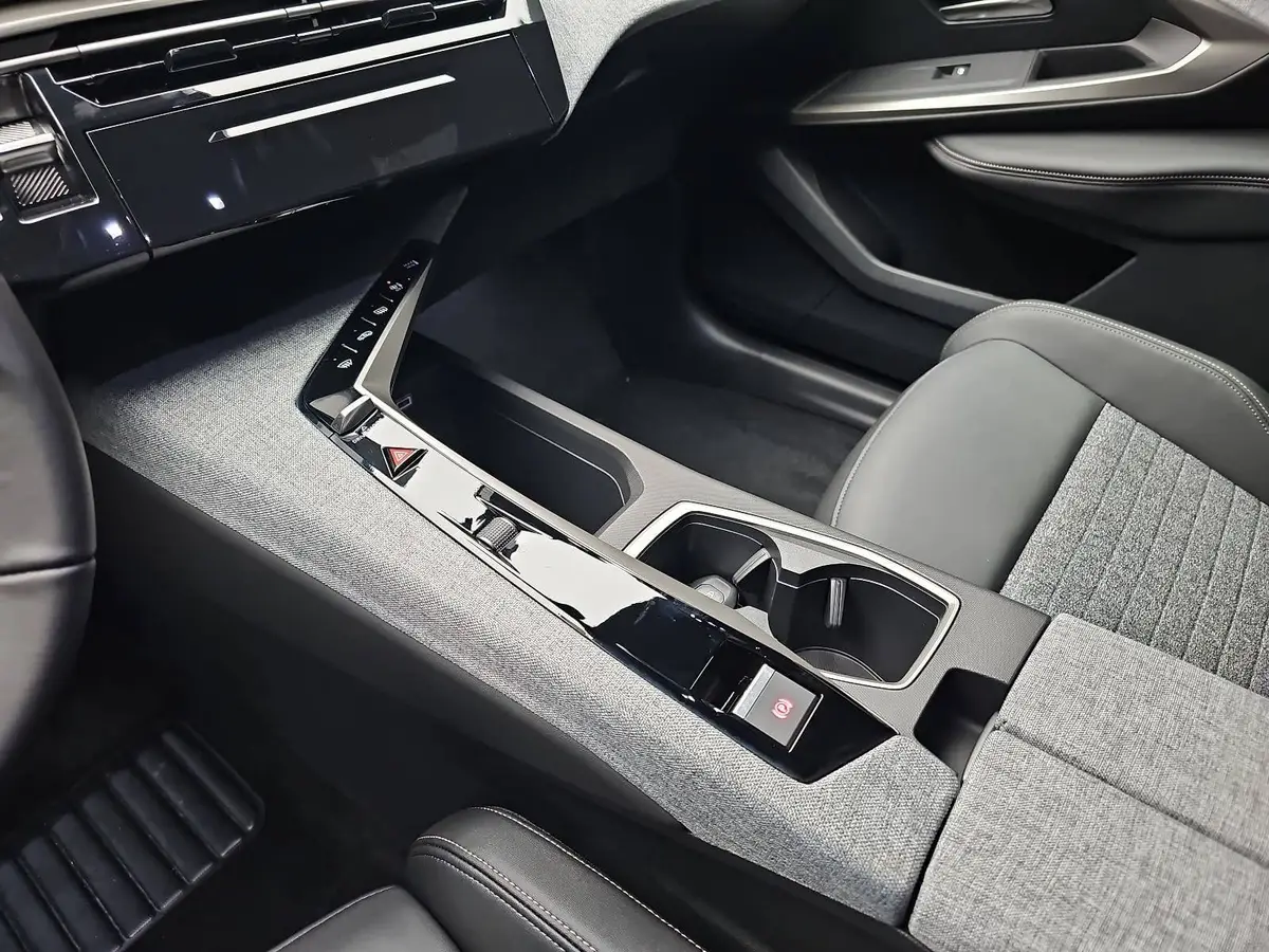 PEUGEOT 3008 1.2 HYBRID 145 E-DSC6 ALLURE LED DAB WINTER AHK LM