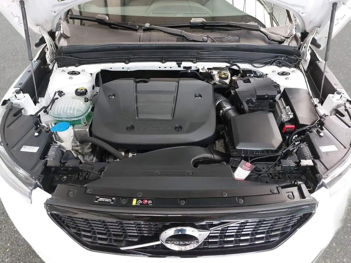 VOLVO XC40 T3 2WD R-DESIGN LED GRA WINTER LM