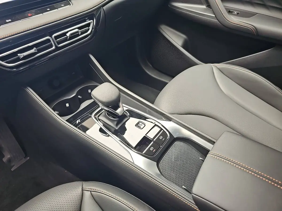 MG HS 1.5 HYBRID+ MY25.5 LUXURY LEDER 360-GRAD-KAMERA 19-ZOLL-LM