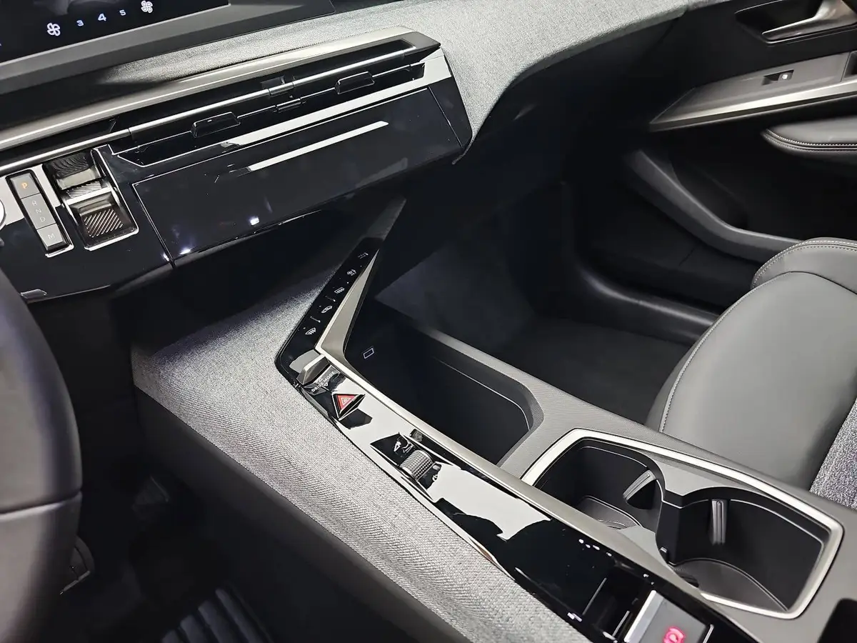 PEUGEOT 3008 1.2 HYBRID 145 E-DSC6 ALLURE LED DAB WINTER AHK LM