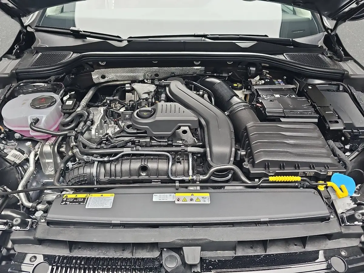 VW GOLF VIII 1.5 TSI LIFE LED ACC KAMERA AHK LM17