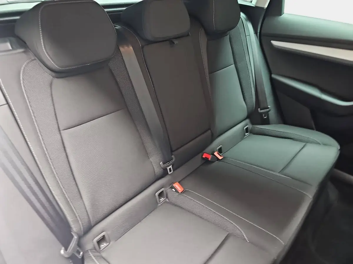 SKODA KAROQ 1.5 TSI DSG SELECTION LED ACC AHK