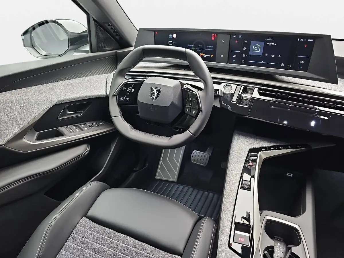 PEUGEOT 5008 1.2 HYBRID 145 E-DSC6 ALLURE KLIMA LED 7-S DAB 360