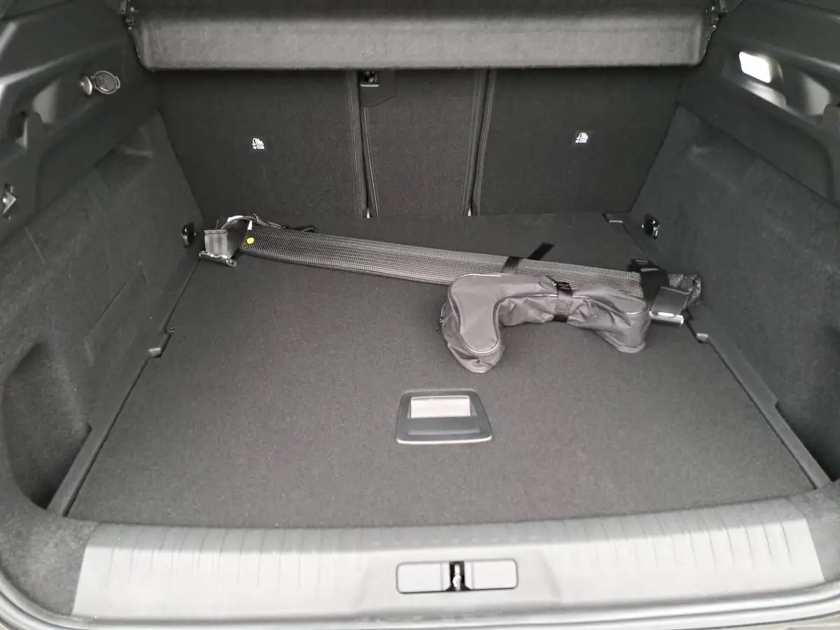 PEUGEOT 3008 1.2 HYBRID 145 E-DSC6 ALLURE LED DAB WINTER AHK LM