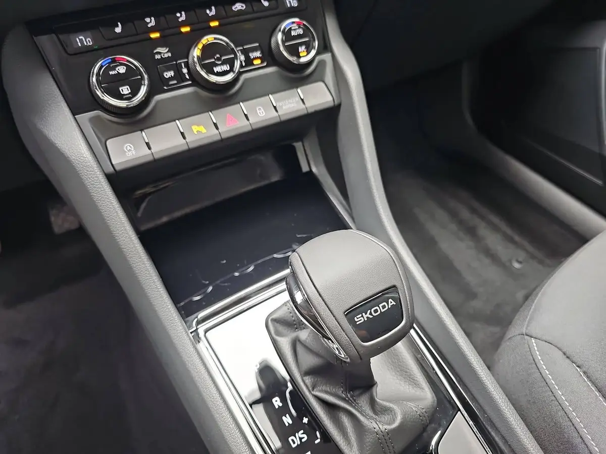 SKODA KAROQ 2.0 TDI DSG DRIVE NAVI LED AHK LM