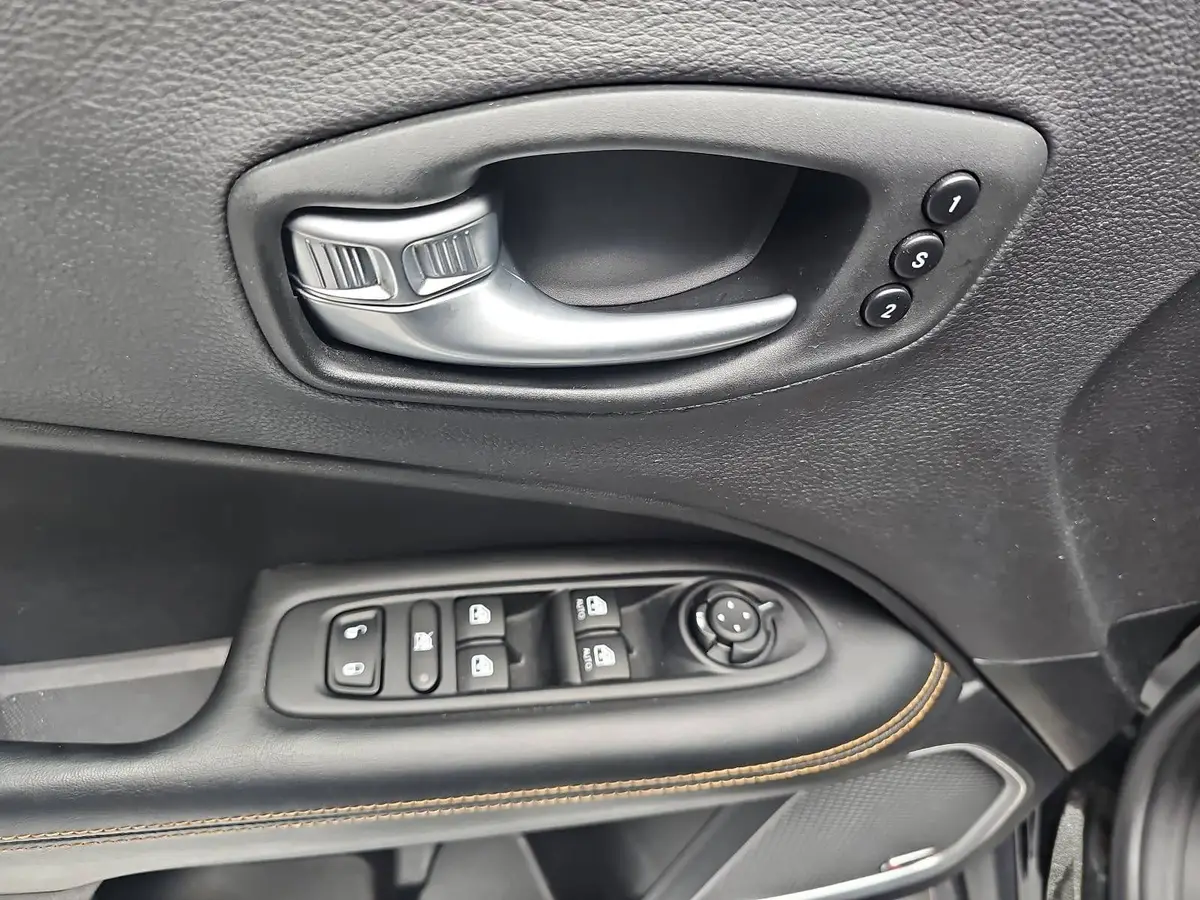 JEEP COMPASS 1.4 MULTIAIR 2WD LIMITED AHK NAVI XENON WINTER PDC AHK LM19