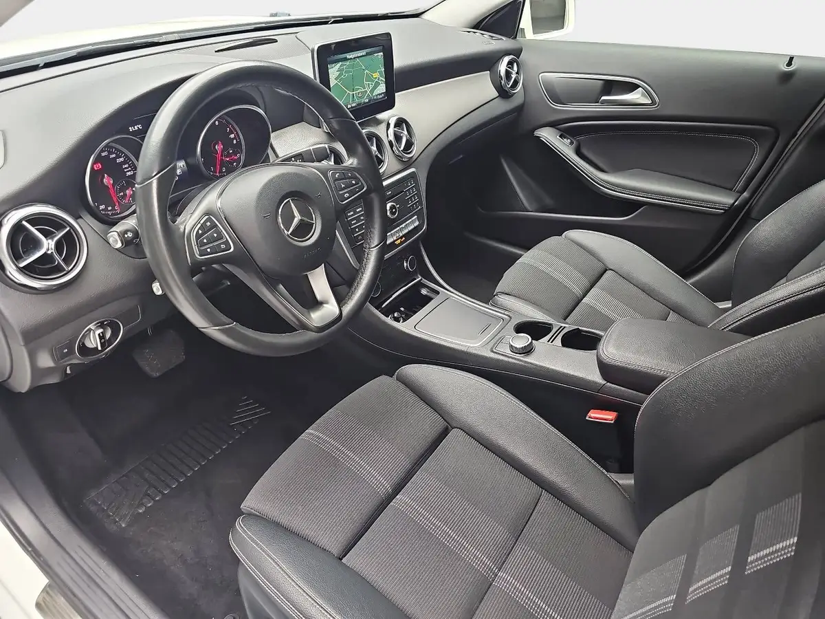 MERCEDES-BENZ GLA 180 DCT URBAN WINTER GRA AHK