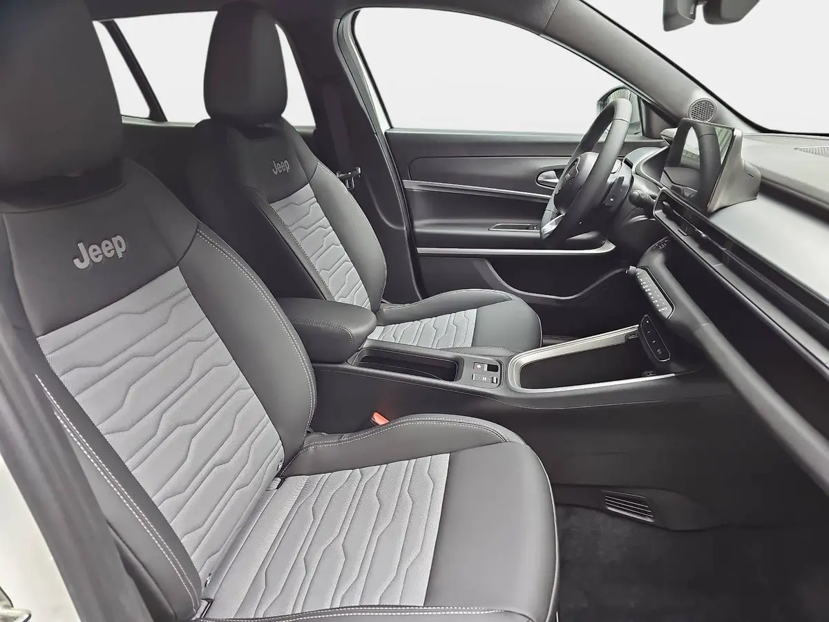 JEEP AVENGER 1.2 E-HYBRID T3 DCT 4XE OVERLAND MJ26 INFOTAINMENT & KOMFORTPAKET