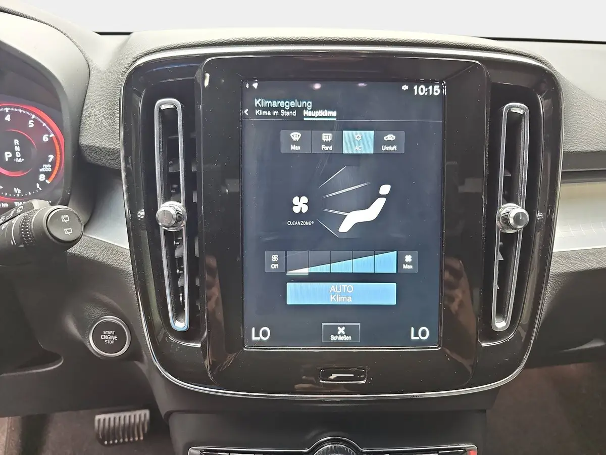 VOLVO XC40 T2 2WD AUTO. CORE NAVI LED EL.HECKKL. PDC KAMERA L