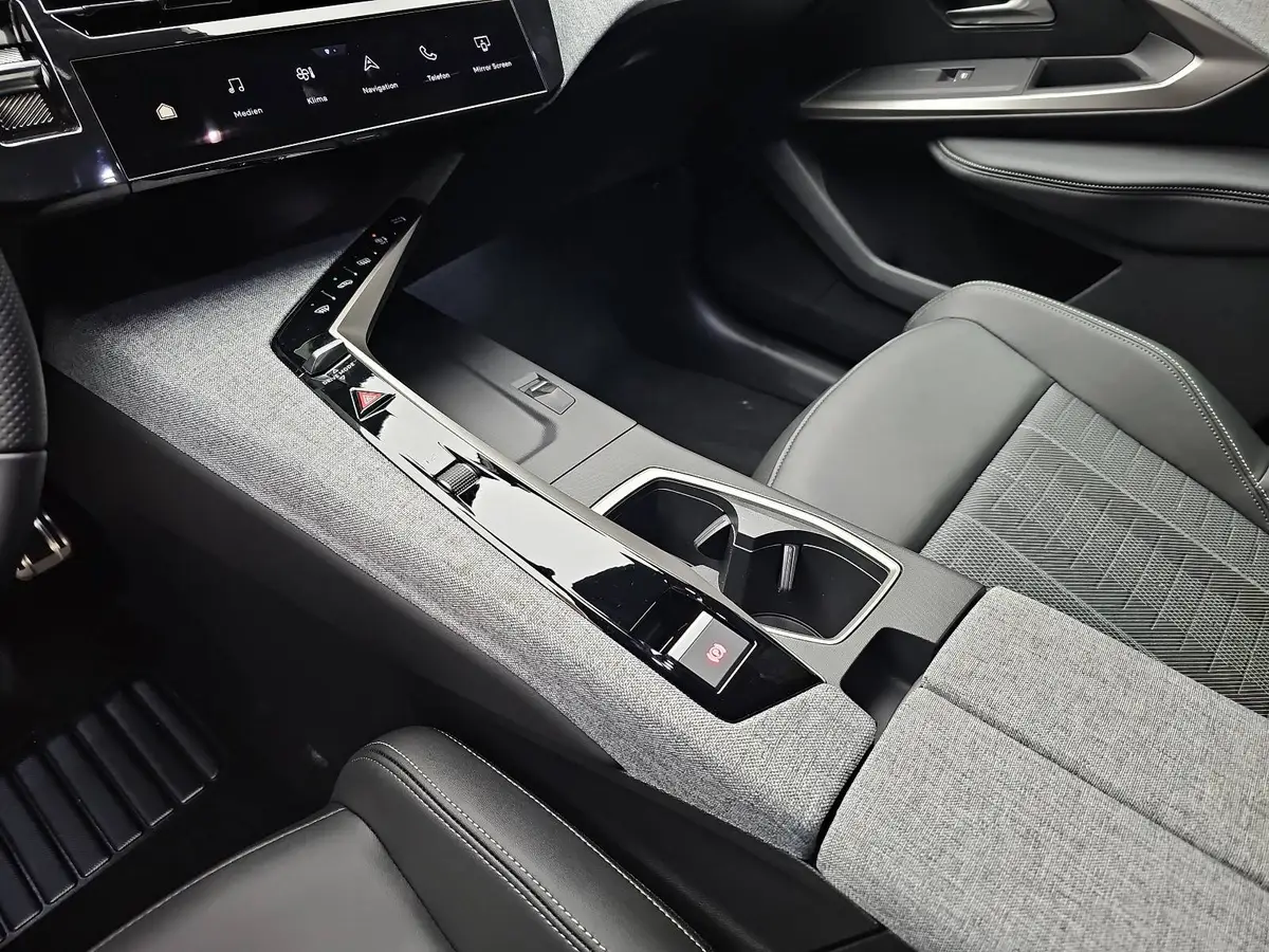 PEUGEOT 3008 1.2 HYBRID 145 E-DSC6 GT NAVI KLIMA LED AHK LM19