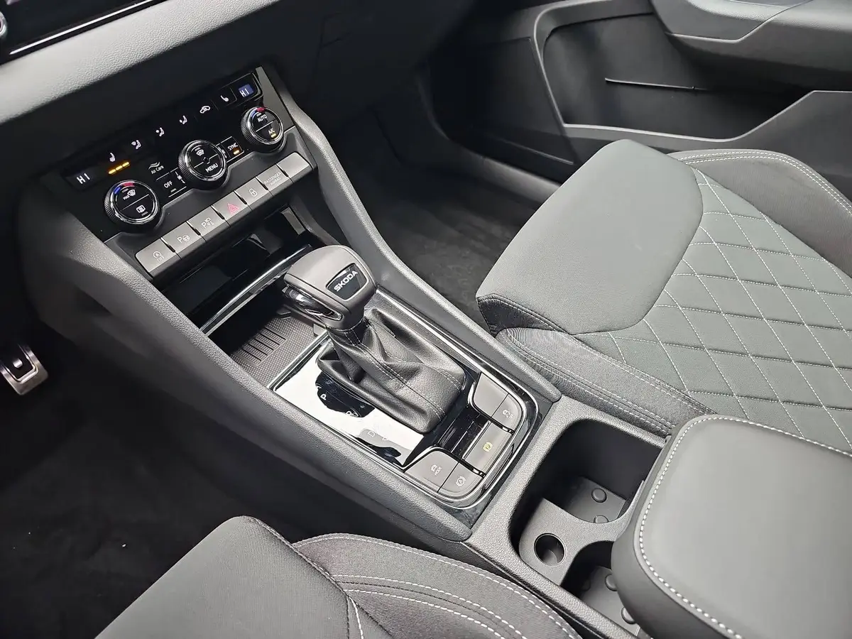 SKODA KAROQ 1.5 TSI DSG SPORTLINE NAVI LED-MATRIX PANO WINTER 