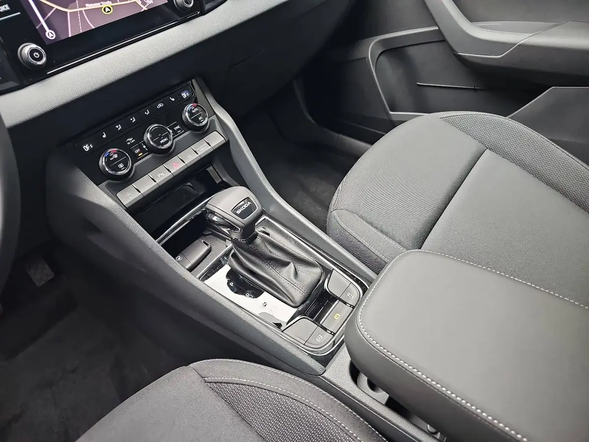 SKODA KAROQ 2.0 TDI DSG DRIVE NAVI LED AHK LM