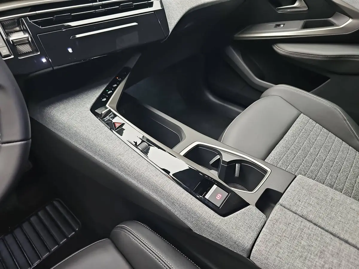 PEUGEOT 5008 1.2 HYBRID 145 E-DSC6 ALLURE KLIMA LED 7-S DAB 360