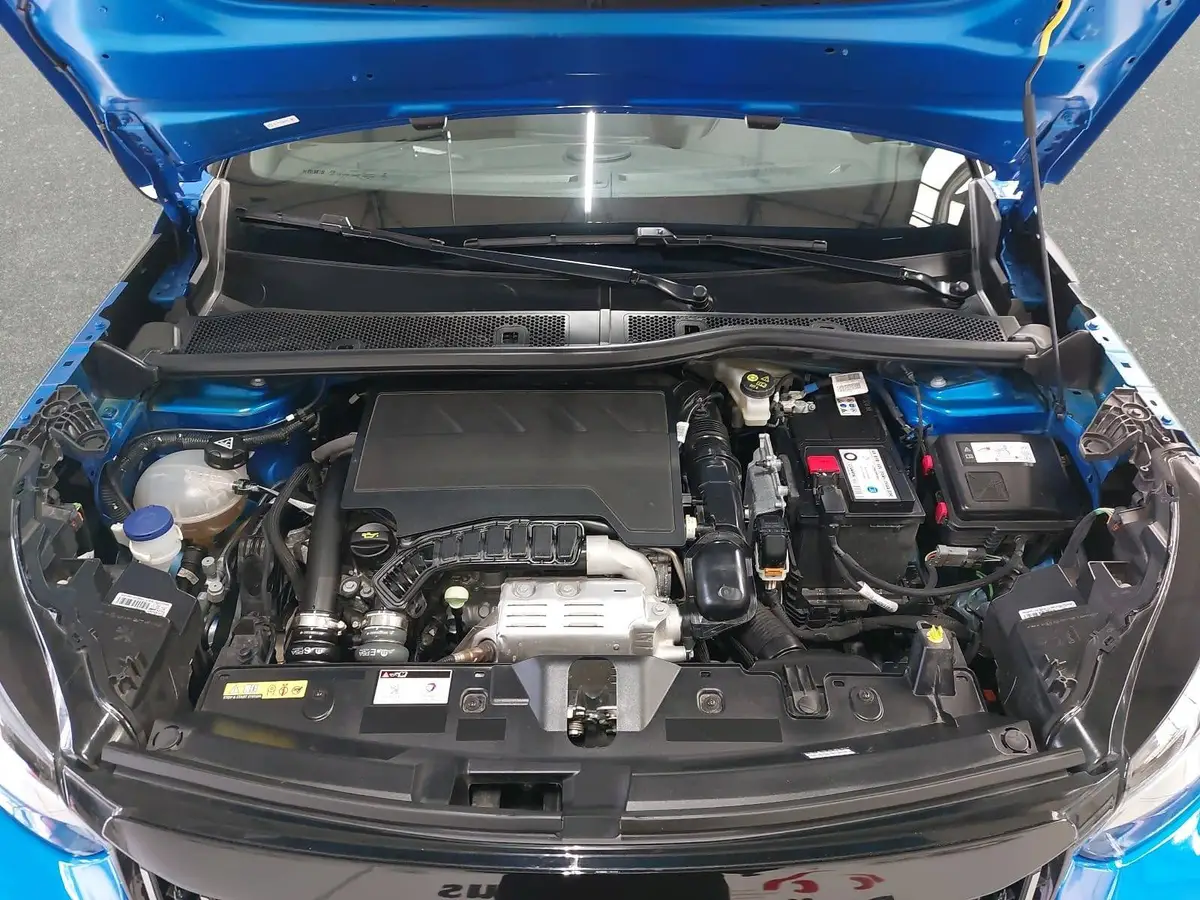 PEUGEOT 2008 1.2 PURETECH GT AHK ACC P-ASSIST