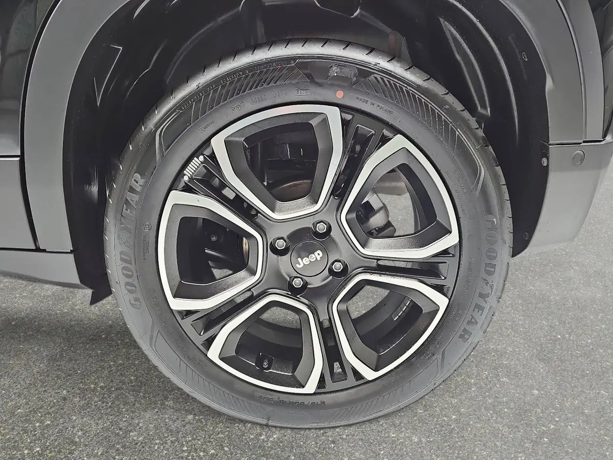 JEEP AVENGER 1.2 E-HYBRID T3 DCT SUMMIT MJ26 INFOTAINMENT UND KOMFORT-PAKET