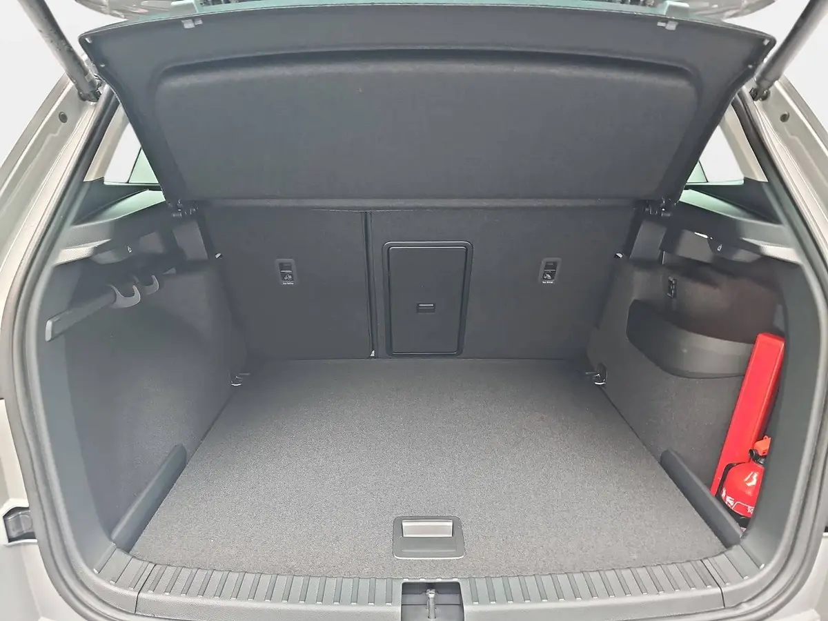 SKODA KAROQ 1.5 TSI DSG SELECTION LED ACC AHK