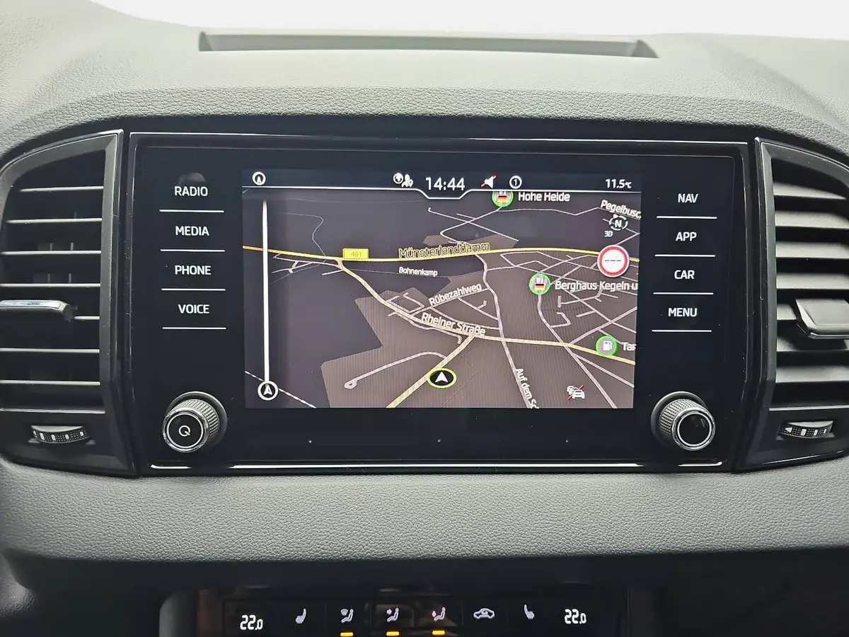SKODA KAROQ 1.5 TSI DSG SELECTION LED AHK LM