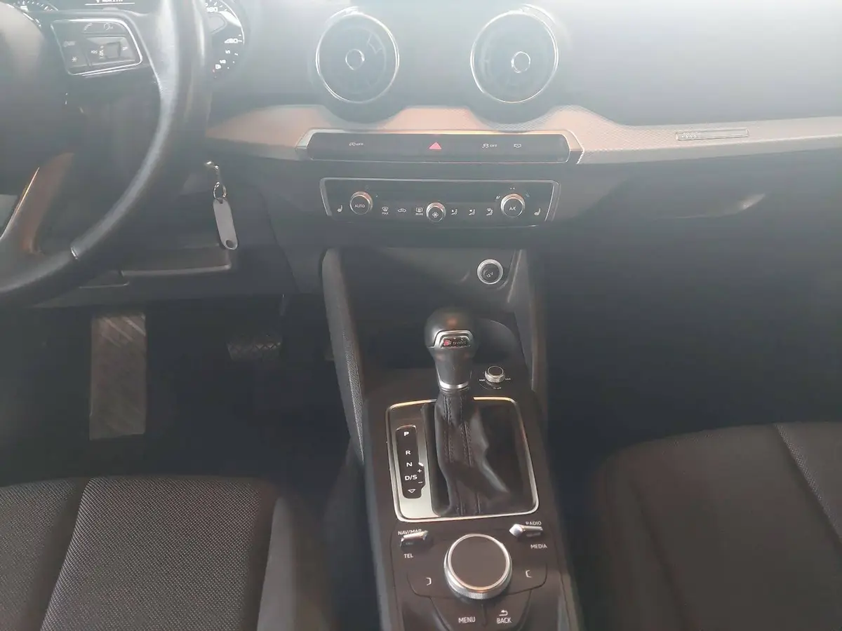 AUDI Q2 1.5 TFSI 35 GANZJAHRESREIFEN AHK