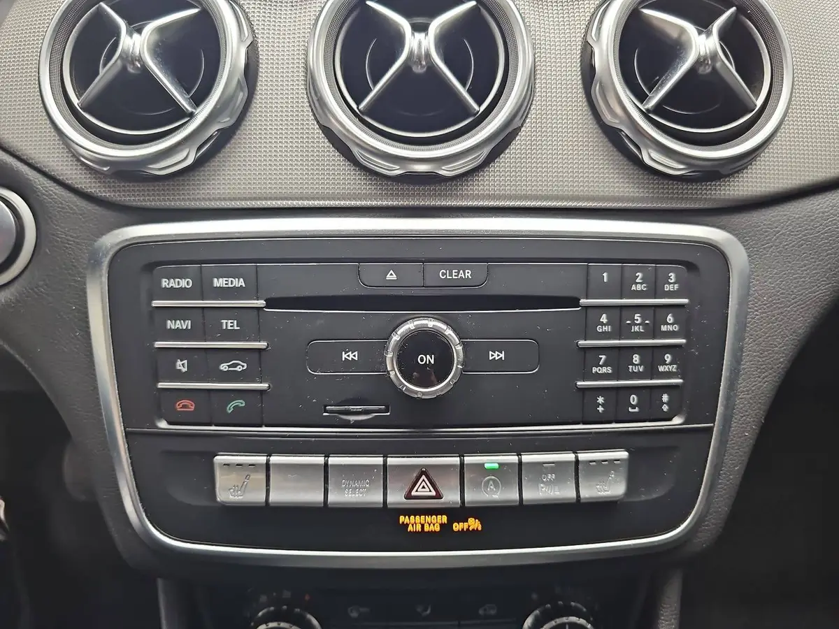MERCEDES-BENZ GLA 180 DCT URBAN WINTER GRA AHK