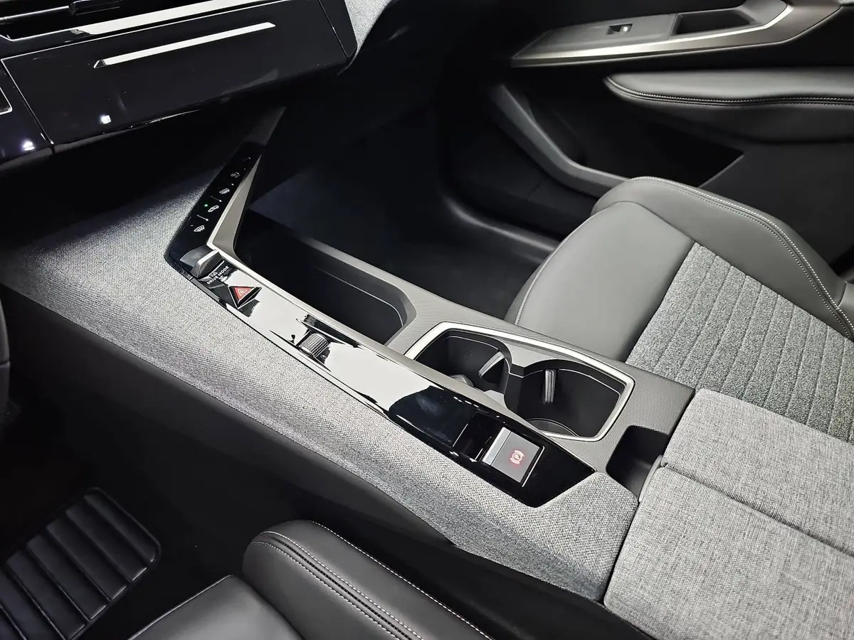 PEUGEOT 5008 1.2 HYBRID 145 E-DSC6 ALLURE KLIMA LED 7-S DAB 360