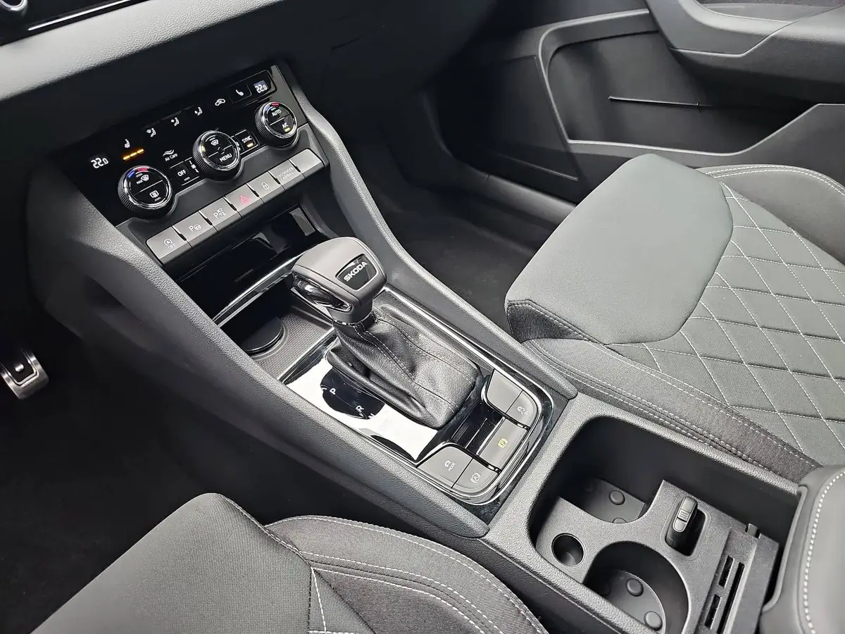 SKODA KAROQ 1.5 TSI DSG SPORTLINE NAVI LED AHK