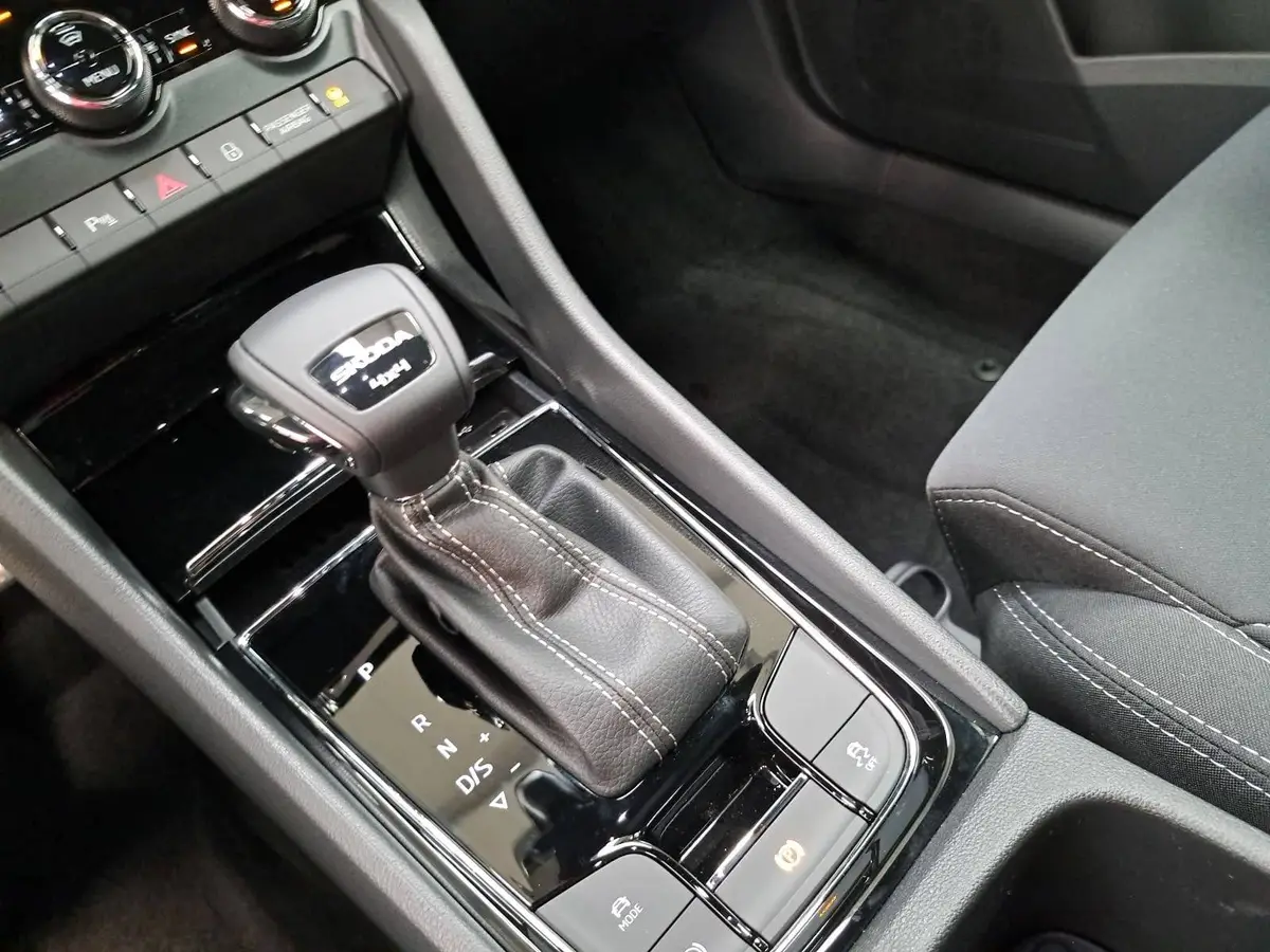 SKODA KAROQ 2.0 TDI DSG SPORTLINE 4X4 NAVI LED