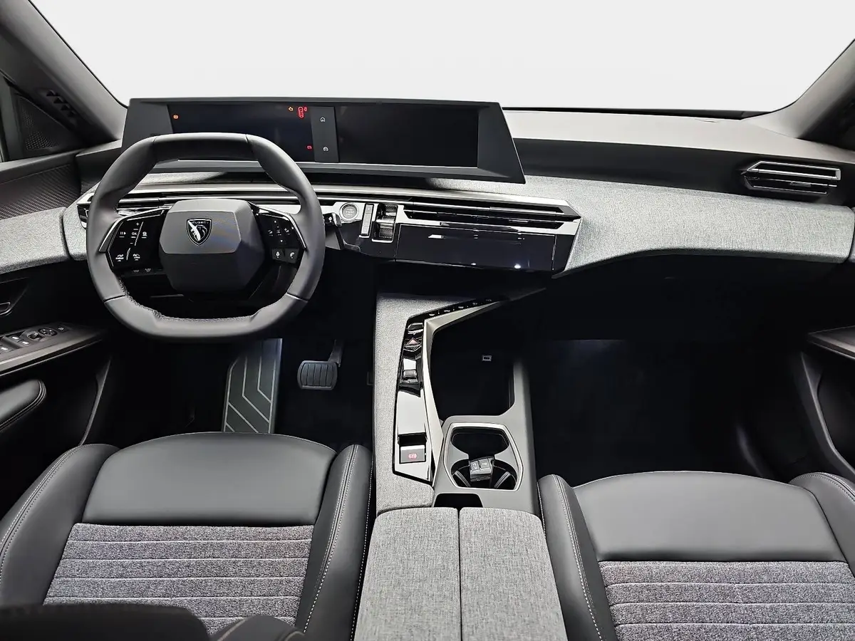 PEUGEOT 5008 1.2 HYBRID 145 E-DSC6 ALLURE KLIMA LED 7-S DAB 360