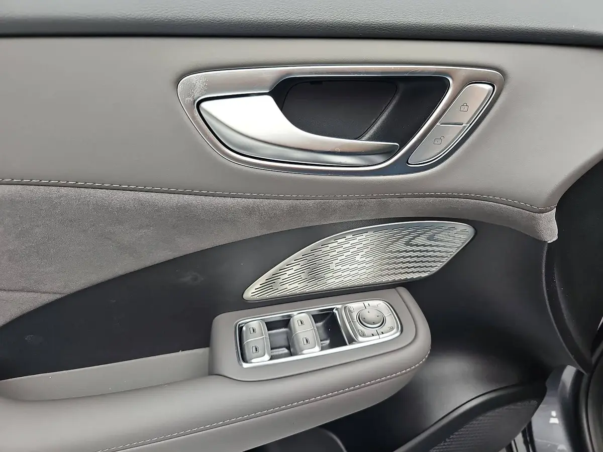 MG ANDERE EV 77 KWH LUXURY PANORAMA LEDER 20-ZOLL