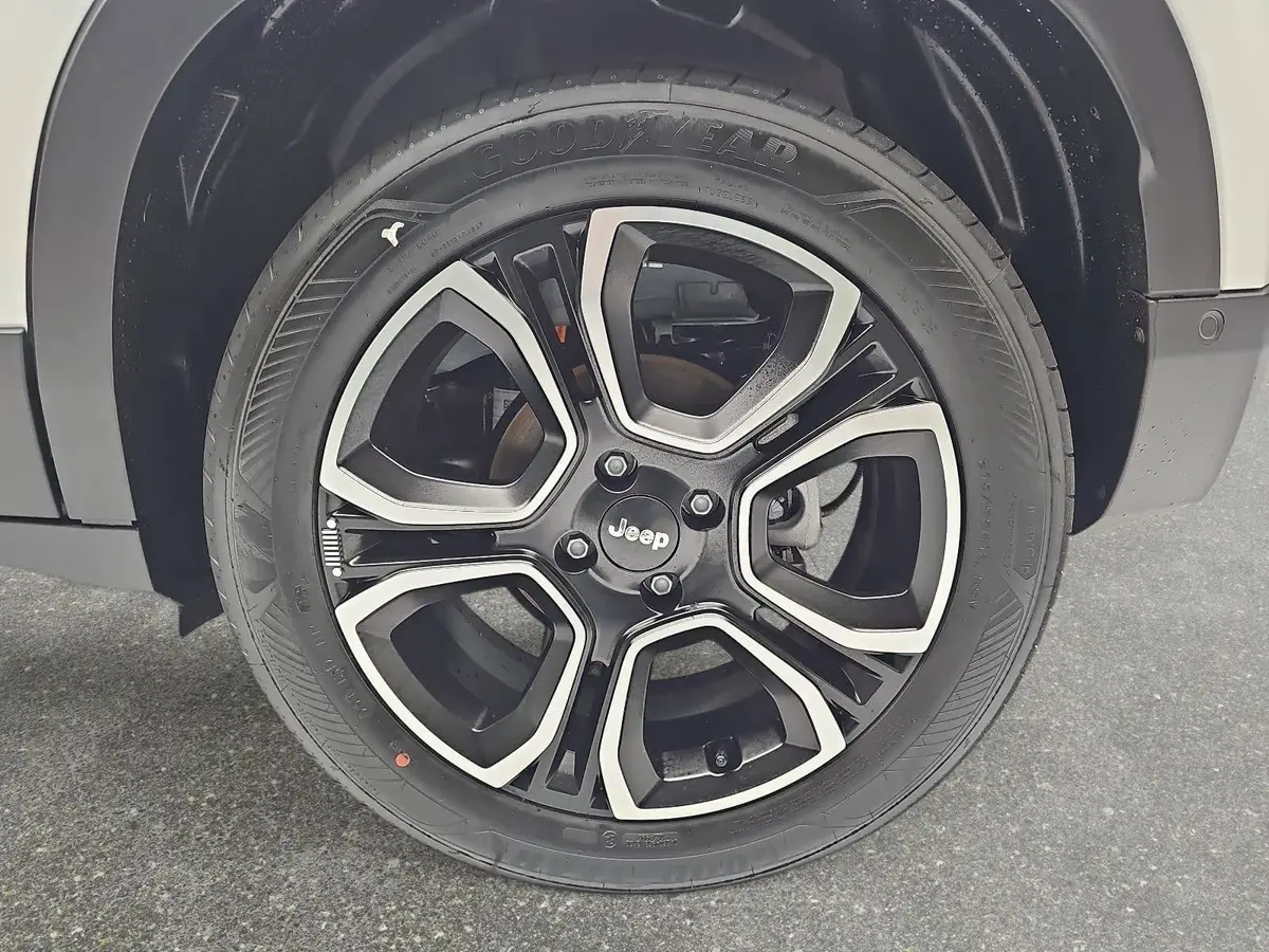 JEEP AVENGER ELEKTRO SUMMIT MJ26 LEDERSITZE INFOTAINMENT & KOMFORTPAKET