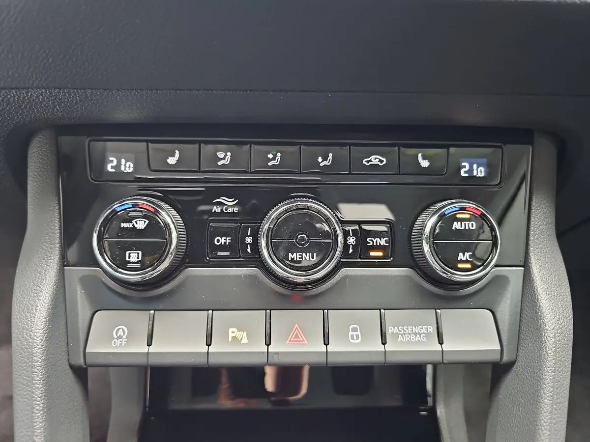 SKODA KAROQ 1.5 TSI DSG SELECTION LED ACC AHK