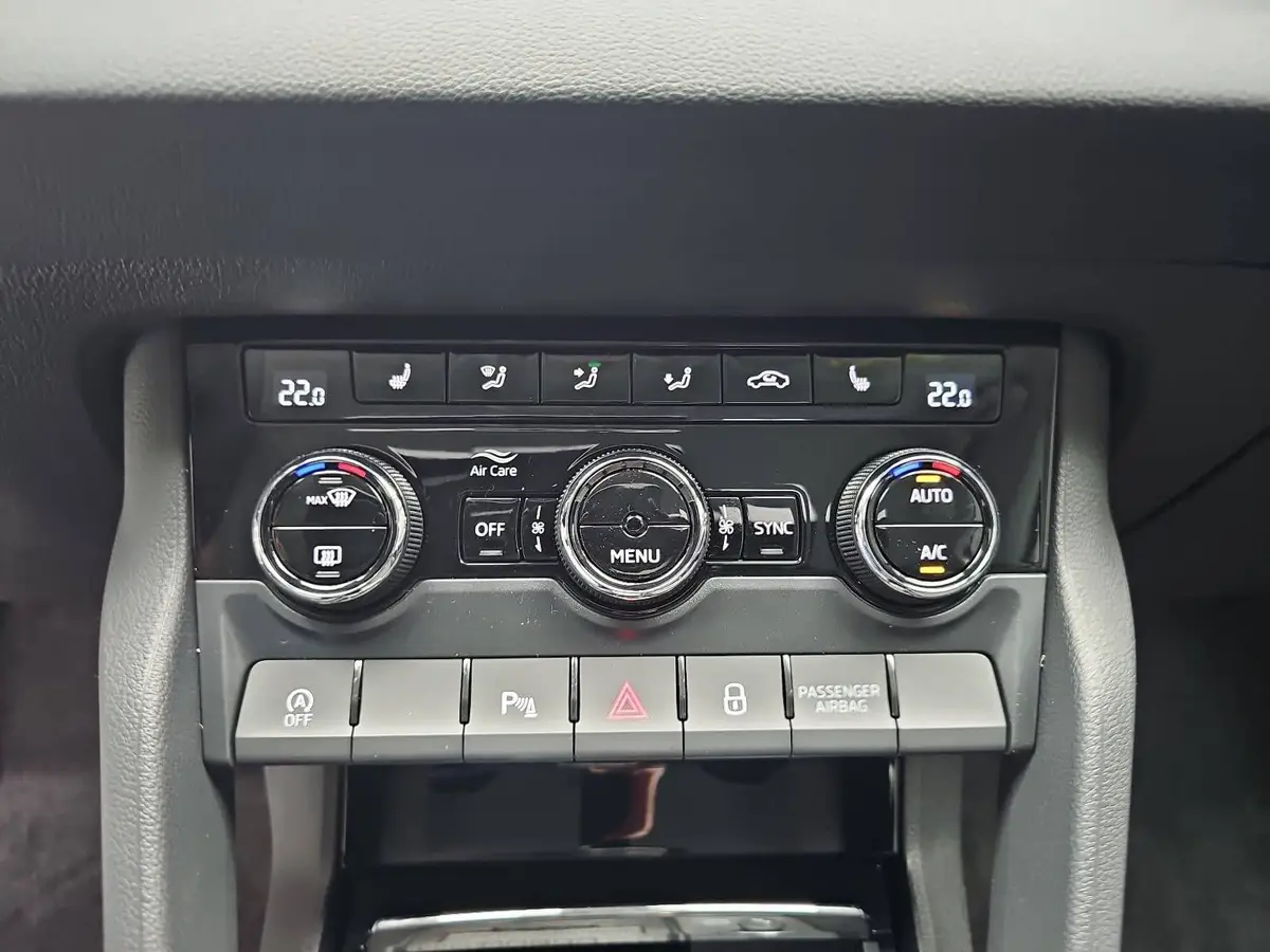 SKODA KAROQ 1.5 TSI DSG SELECTION LED ACC AHK