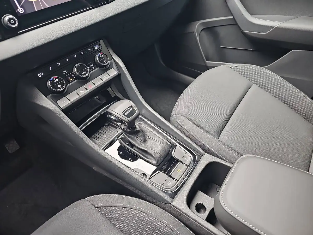 SKODA KAROQ 1.5 TSI DSG SELECTION LED ACC AHK