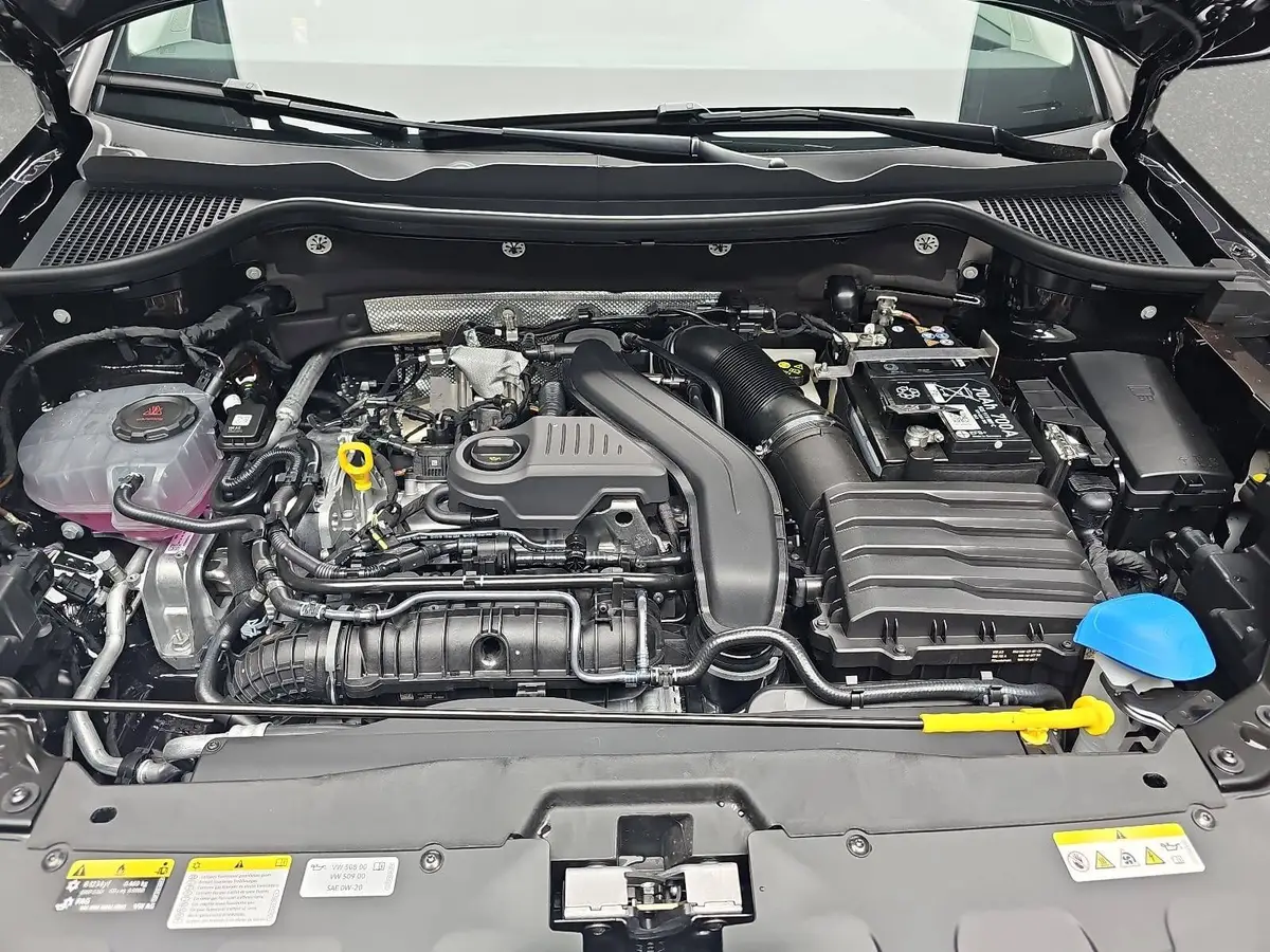 SKODA KAROQ 1.5 TSI DSG SELECTION LED ACC AHK