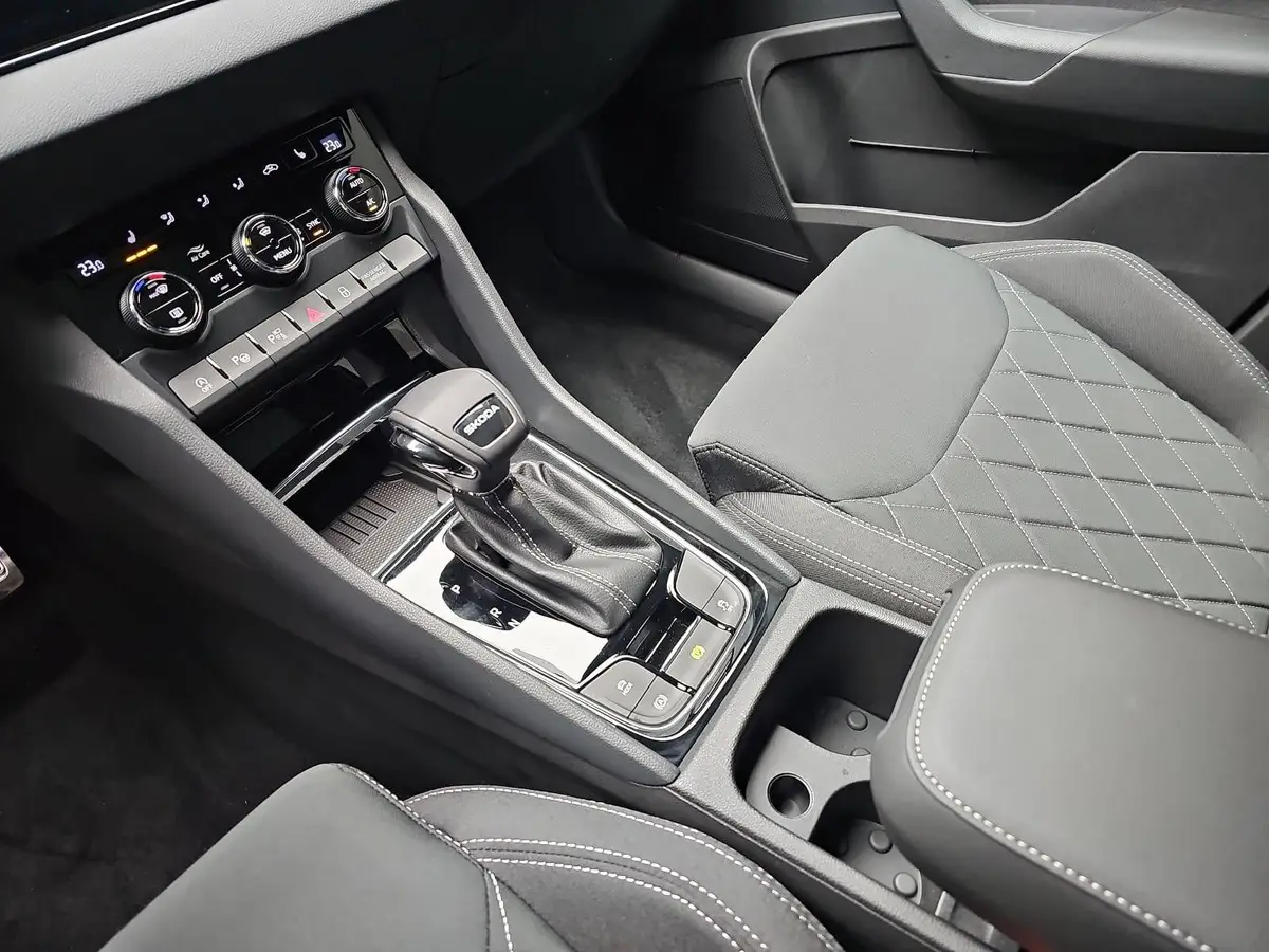 SKODA KAROQ 1.5 TSI DSG SPORTLINE NAVI LED-MATRIX PANO CANTON 