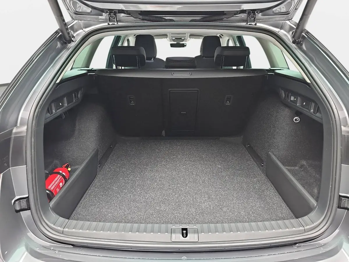 SKODA OCTAVIA COMBI 1.5 TSI ETEC DSG SELECTION NAVI LED ACC WINTER KAM