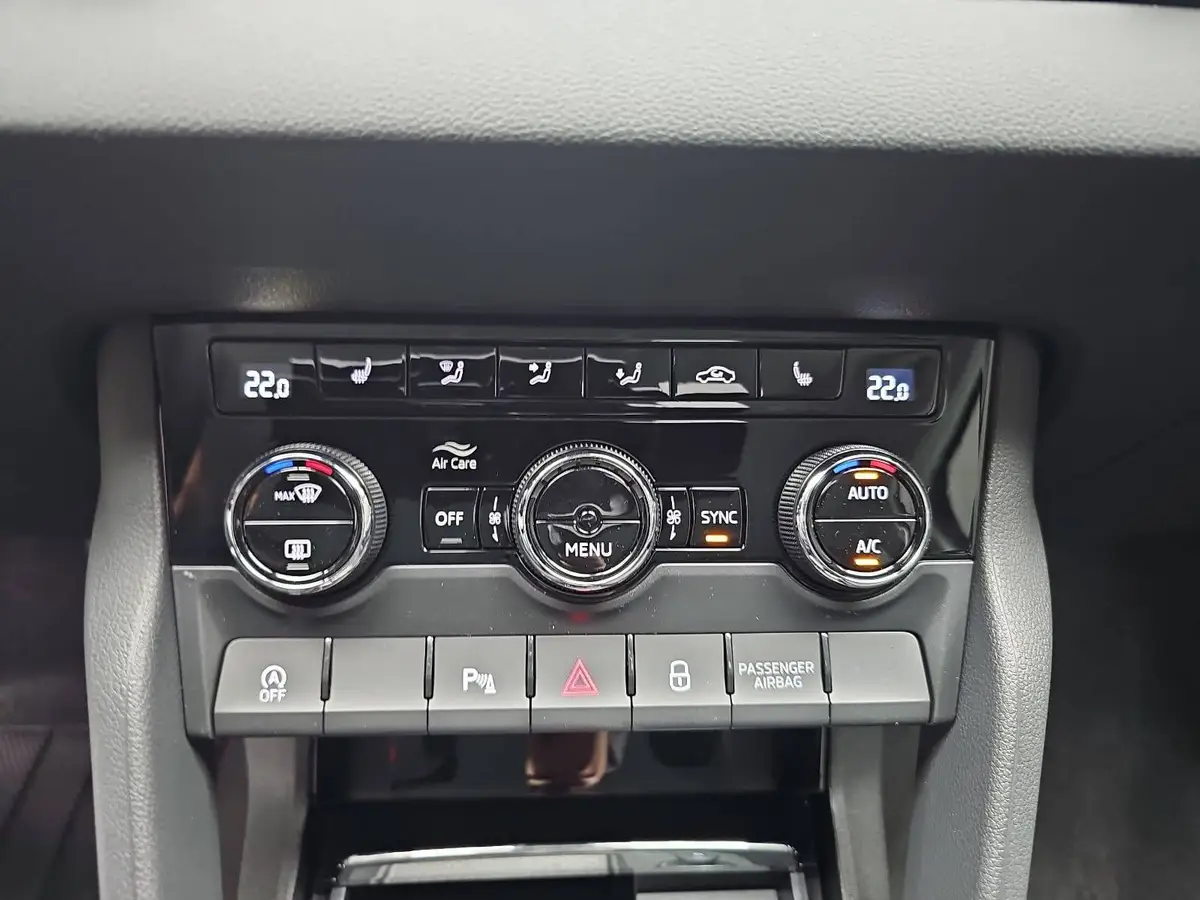 SKODA KAROQ 1.5 TSI DSG 130 JAHRE LED KLIMAAUTO SMARTLINK PDC 