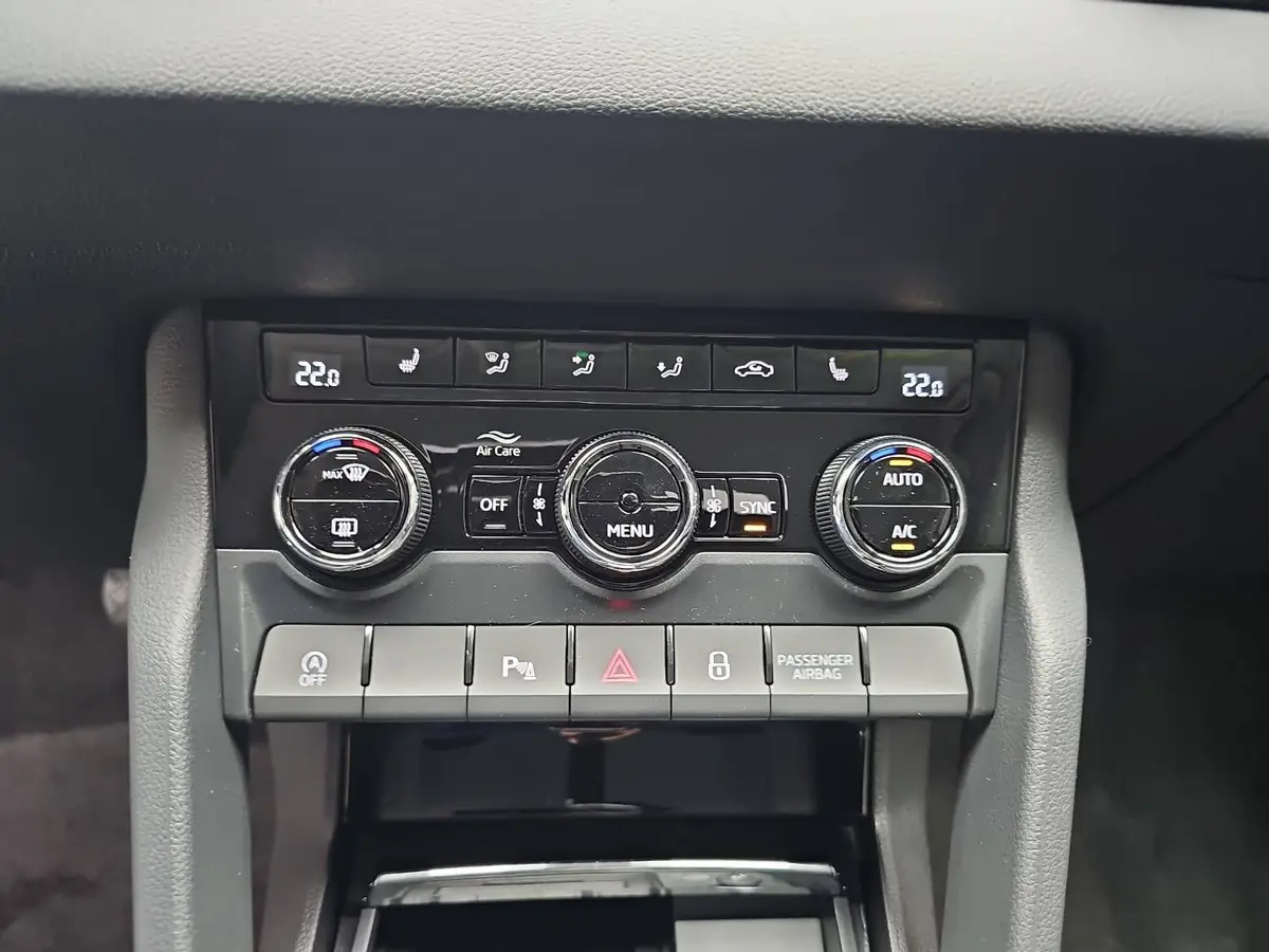 SKODA KAROQ 2.0 TDI DSG DRIVE NAVI LED AHK LM