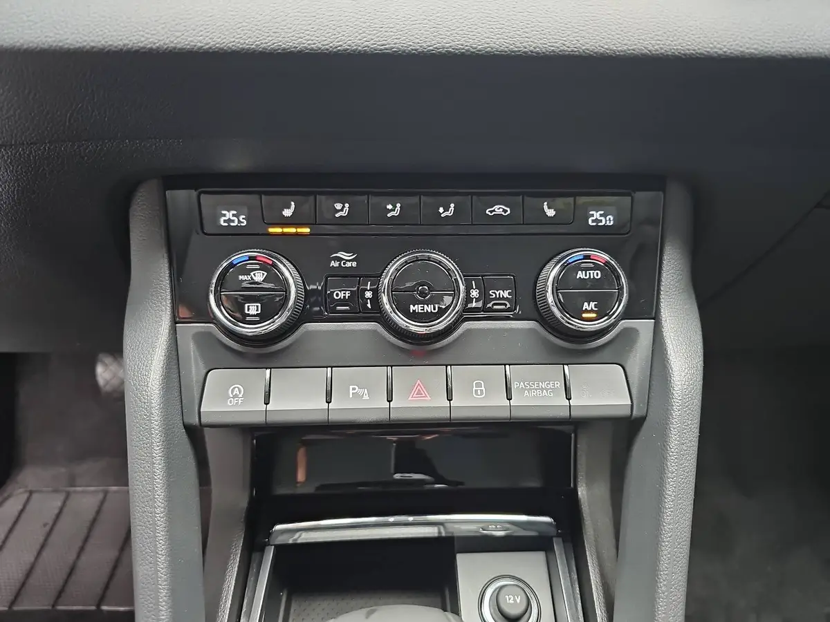 SKODA KAROQ 1.5 TSI DSG 130 JAHRE LED KLIMAAUTO EL.HECKKL. WIN