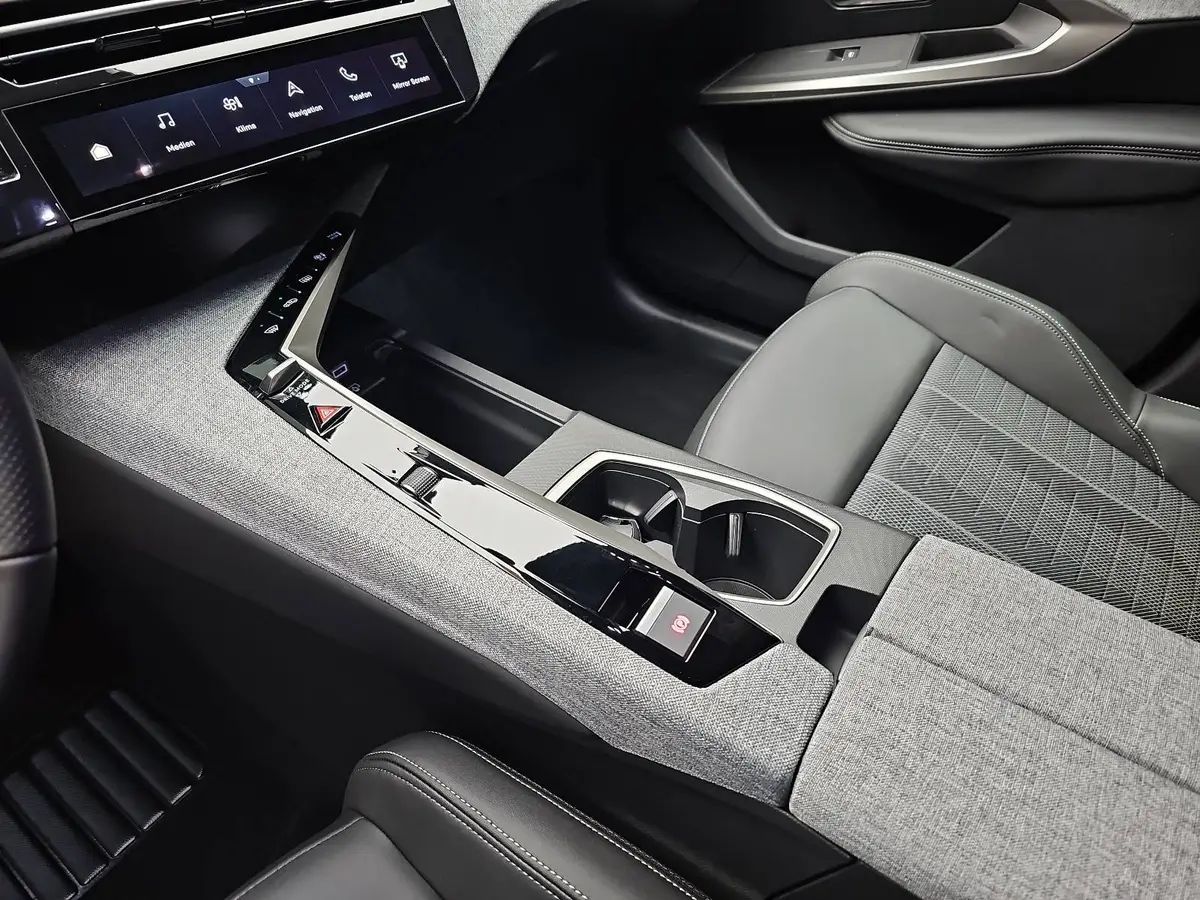 PEUGEOT 3008 1.2 HYBRID 145 E-DSC6 GT NAVI KLIMA LED AHK LM19