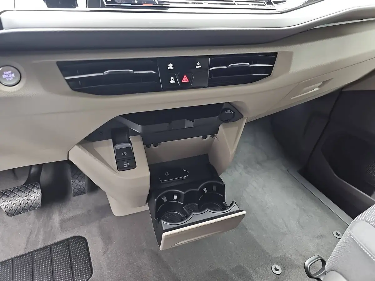 VW T7 MULTIVAN 2.0 TDI DSG LIFE P-ASSIST AHK