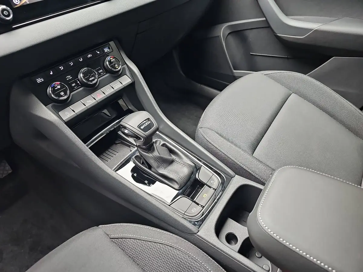 SKODA KAROQ 1.5 TSI DSG SELECTION LED ACC AHK