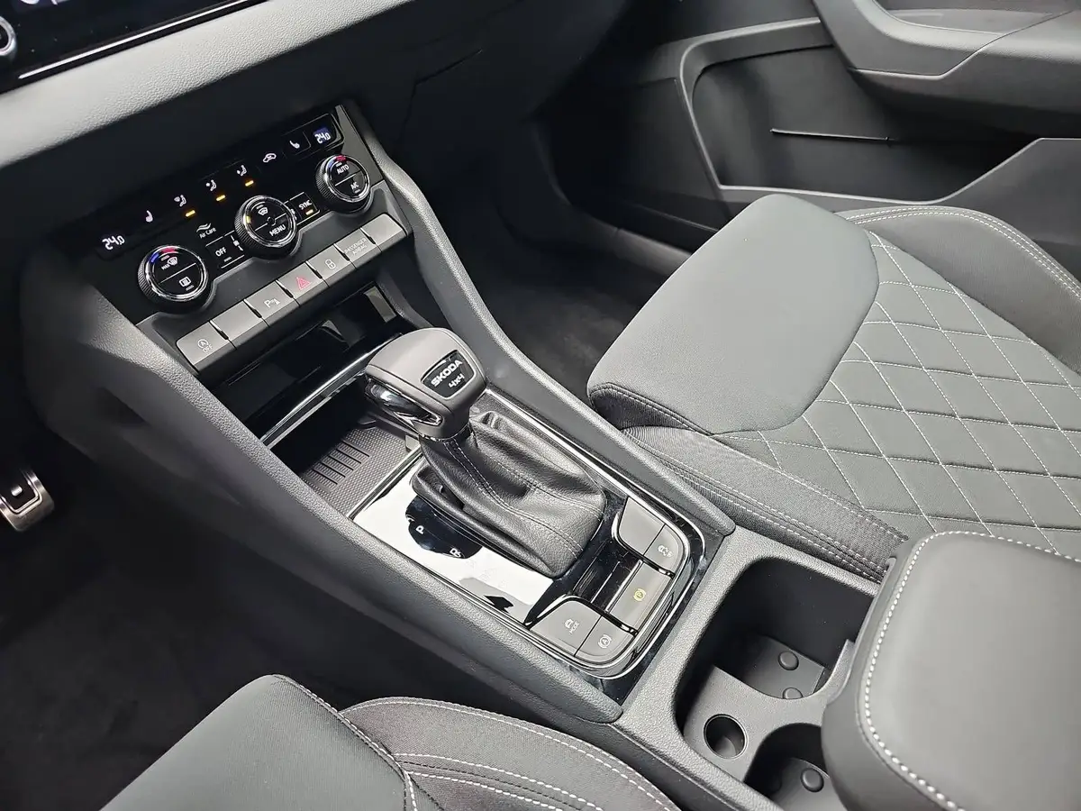 SKODA KAROQ 2.0 TSI DSG SPORTLINE 4X4 AHK PANO