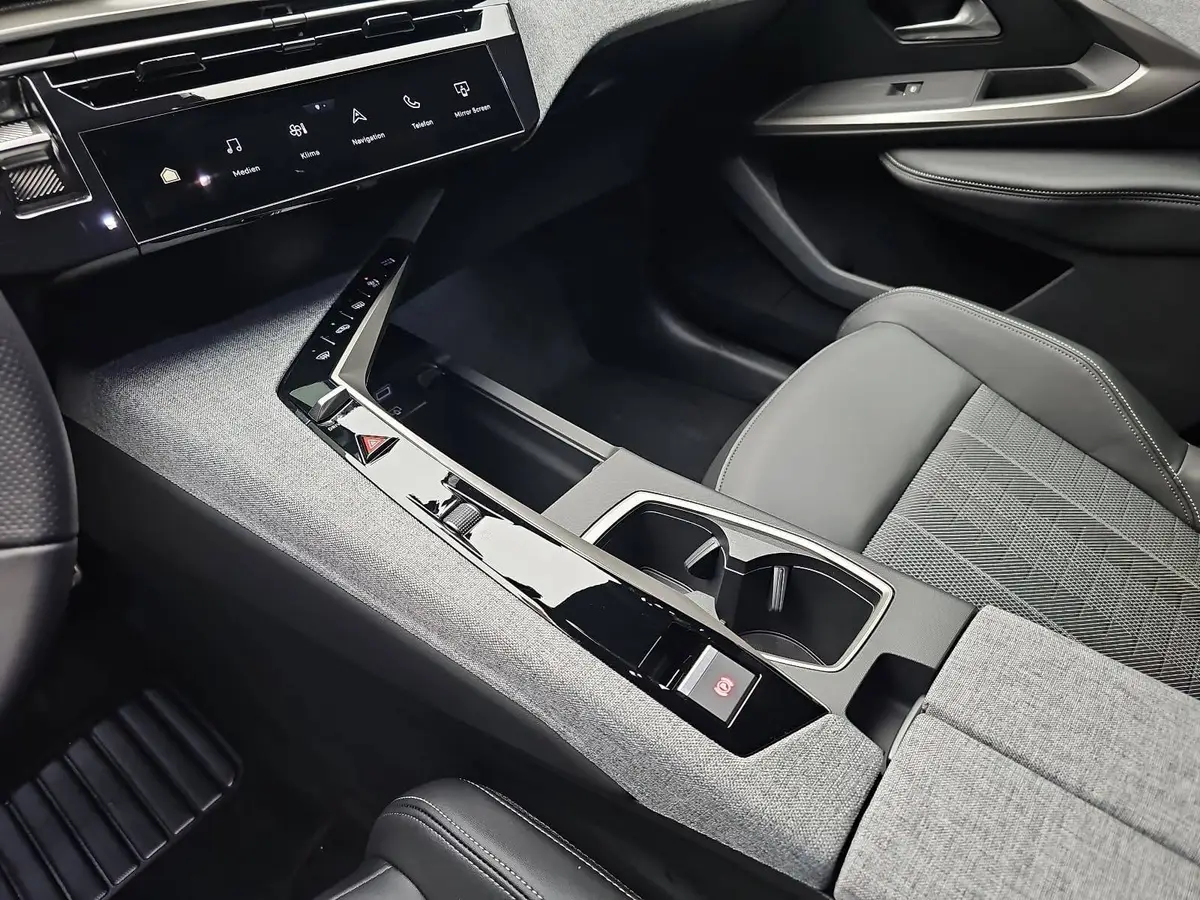 PEUGEOT 3008 1.2 HYBRID 145 E-DSC6 GT NAVI KLIMA LED AHK LM19