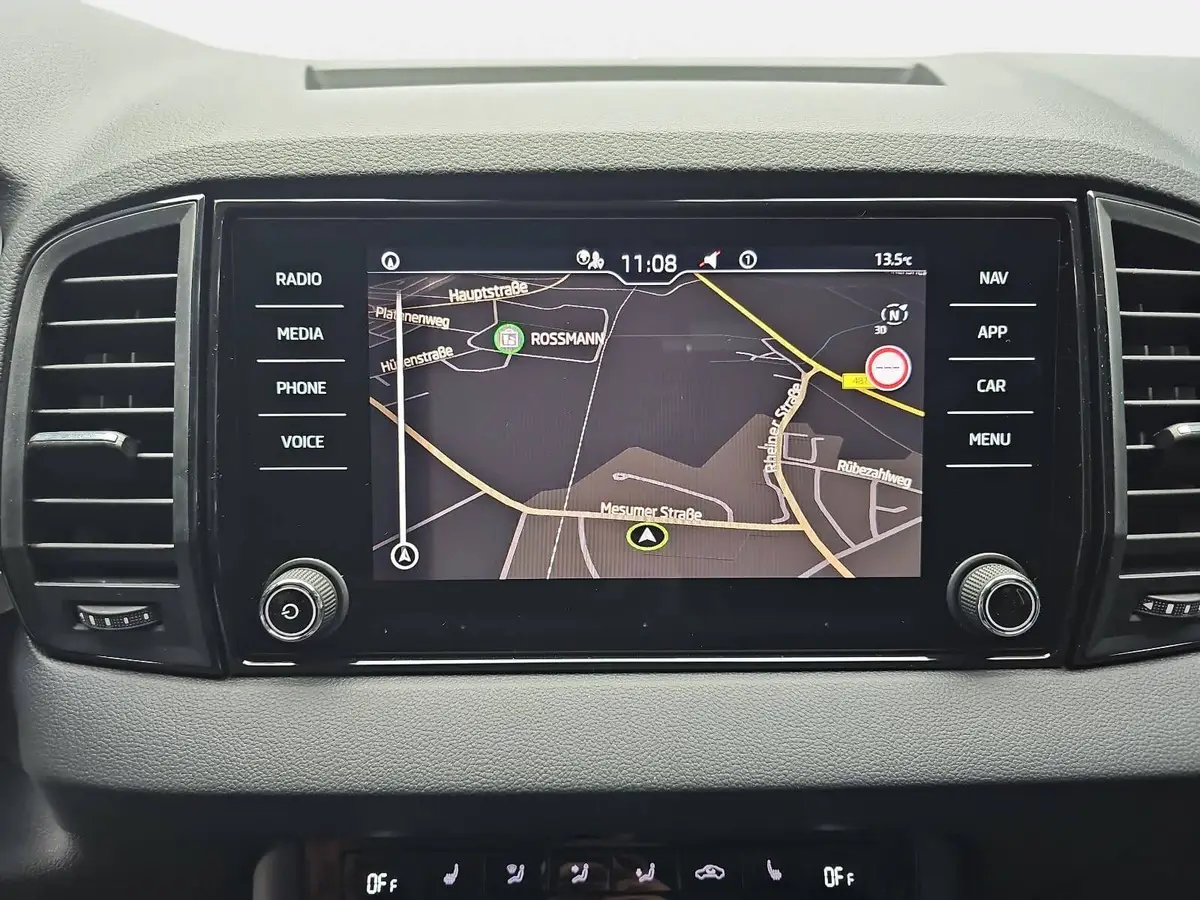 SKODA KAROQ 1.5 TSI DSG SELECTION LED ACC AHK