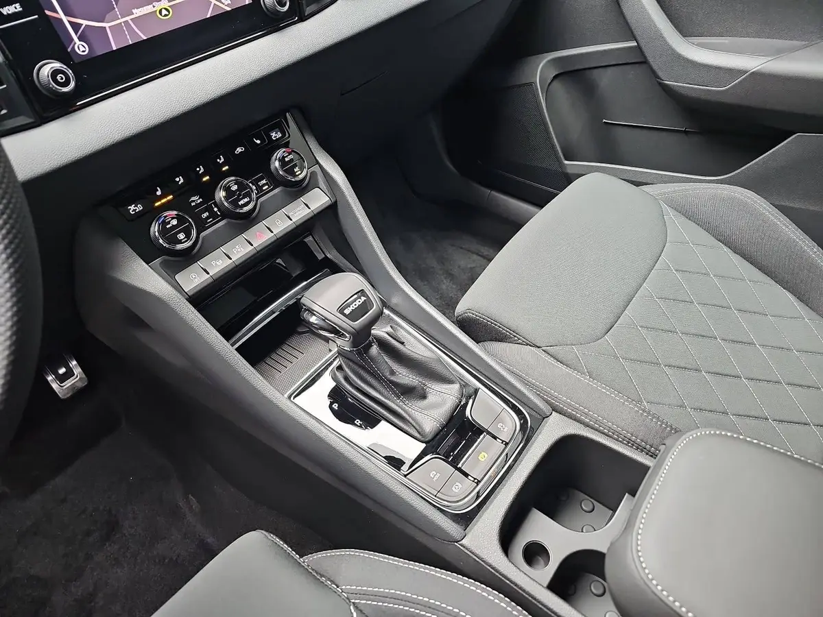 SKODA KAROQ 1.5 TSI DSG SPORTLINE NAVI LED-MATRIX PANO CANTON 