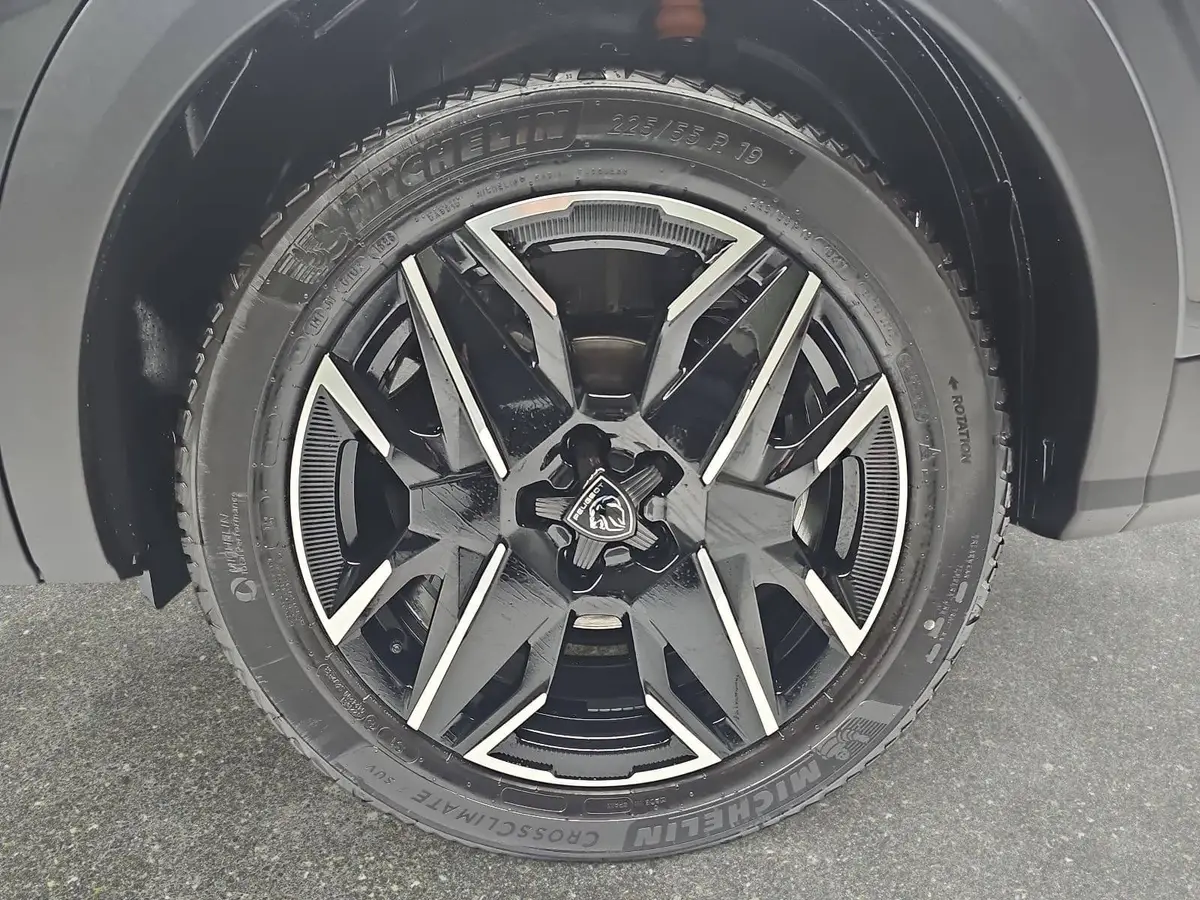 PEUGEOT 5008 1.2 HYBRID 145 E-DSC6 ALLURE KLIMA LED 7-S DAB 360