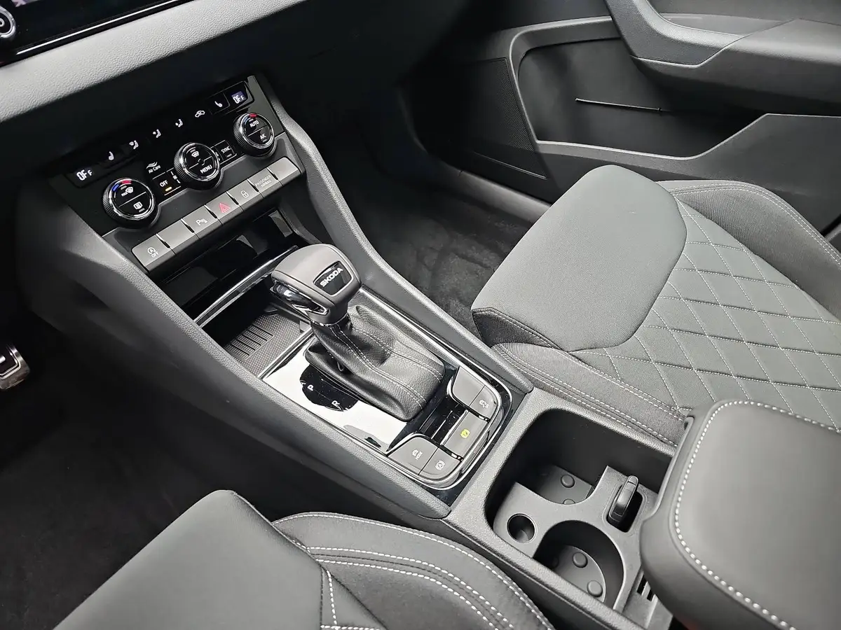 SKODA KAROQ 1.5 TSI DSG SPORTLINE NAVI LED PANO ACC WINTER KAM